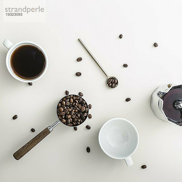 Draufsicht Kaffeebohnen Tasse mit Kessellöffel
