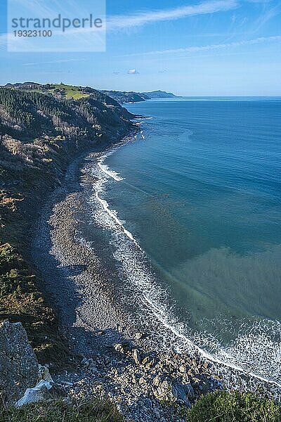 Schöne Küste von Deba bis Zumaia. Baskenland