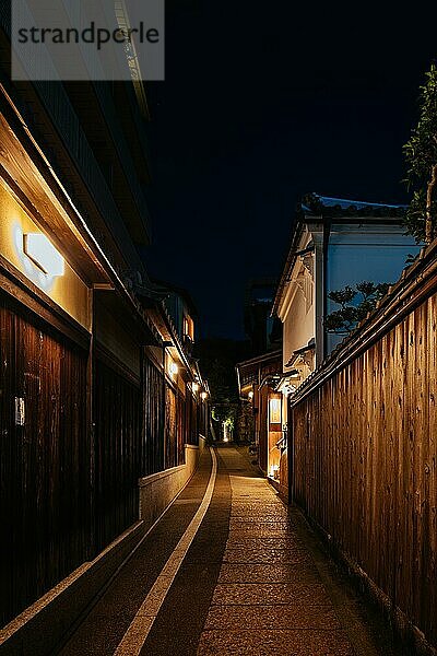 Schönes traditionelles Straßenbild in der Abenddämmerung im Bezirk Higashiyama in Kyoto  Japan  Asien