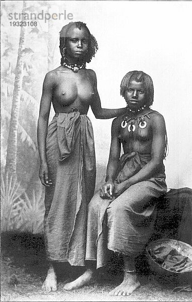 Zwei Mädchen aus dem französischen Sudan in typischer Kleidung  Französisch-Sudan war eine französische Kolonie in Westafrika  1920  Historisch  digital restaurierte Reproduktion von einer Vorlage aus der damaligen Zeit