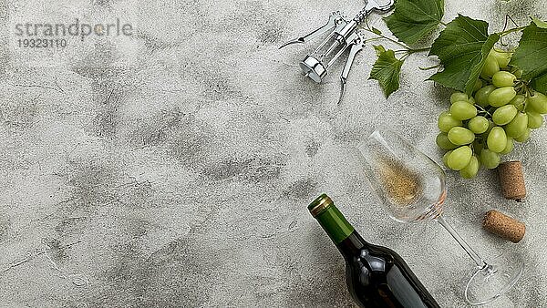 Draufsicht Weinflasche Marmor Hintergrund