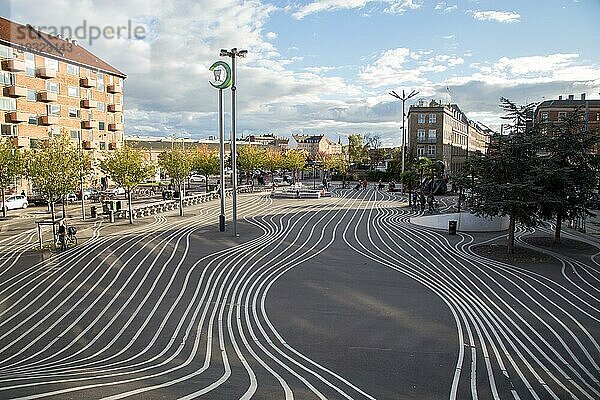 Kopenhagen  Dänemark  4. Oktober 2014: Der Superkilen Park im Stadtteil Norrebro. Entworfen von der Künstlergruppe Superflex  Europa