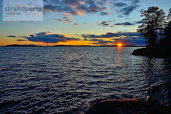 Romantischer Sonnenuntergang am Keret See  Nordkarelien  Russland  Europa