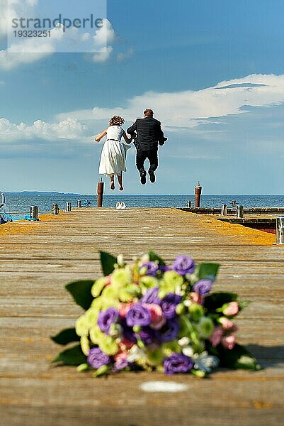 Hochzeitspaar springt ins Wasser