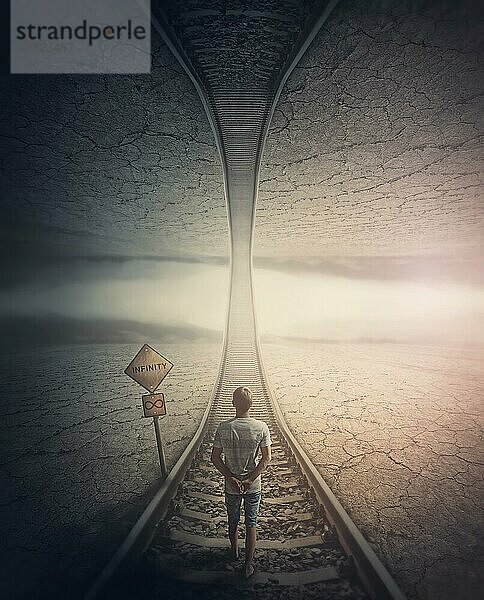 Unendliche Straße Konzept mit einem Mann zu Fuß die Eisenbahn auf die parallele Welt oben. Surreale und geheimnisvolle Szene  Abenteuerreise auf dem endlosen Weg