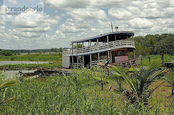 Traditionelles Holzboot auf dem Amazonas  Bundesstaat Amazonas  Brasilien  Südamerika