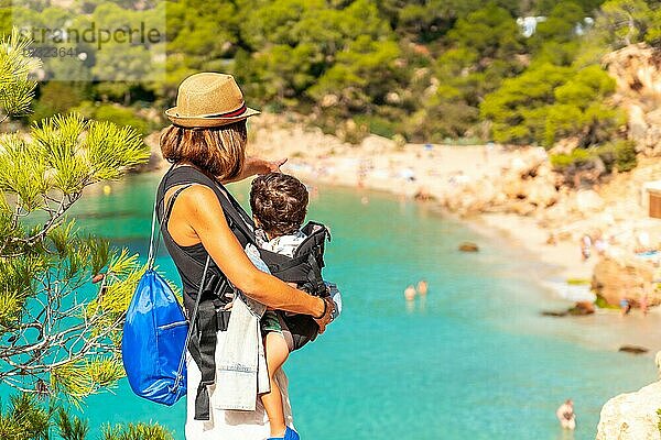 Urlaubskonzept  Eine Mutter mit ihrem Sohn am Playa Salada und Saladeta an der Küste von Ibiza. Balearen