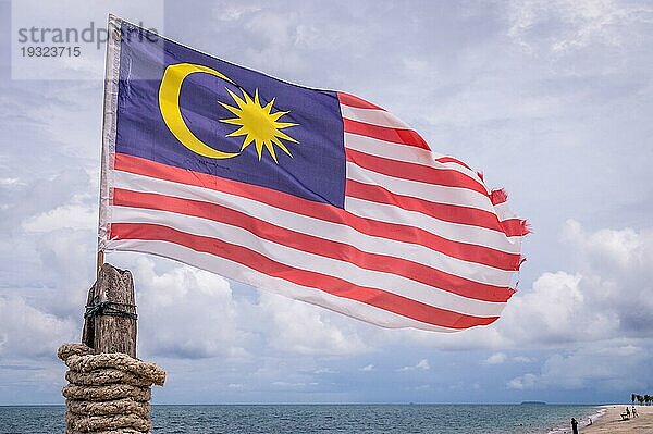 Die malaysische Flagge weht am Strand der Insel Langkawi an einem bewölkten Tag