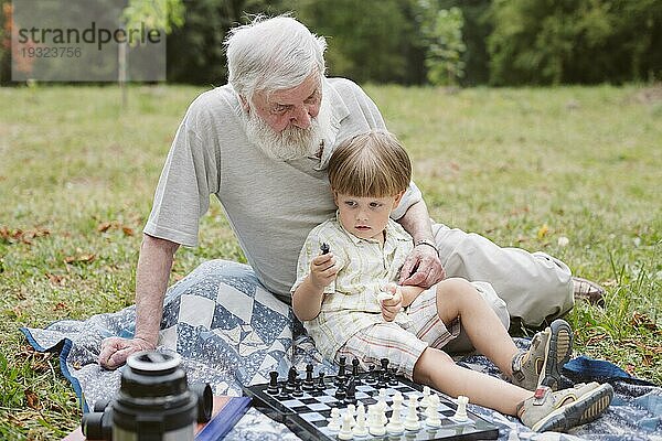 Vorderansicht Enkel sitzend mit Opa
