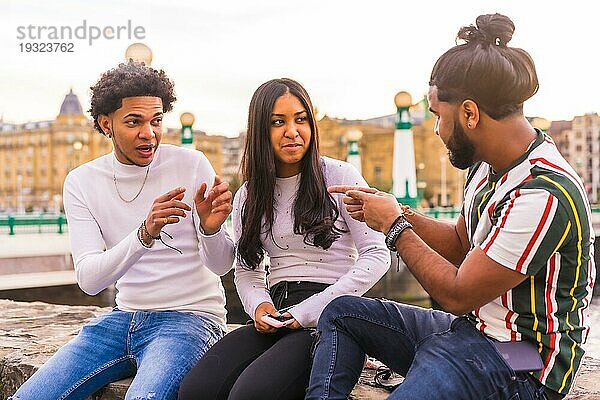 Lifestyle  drei schwarze Freunde haben Spaß in der Stadt mit dem Sonnenuntergang im Hintergrund  abnehmen und Millennial in der Stadt. Afro Haar Junge  Brünette Junge mit langen Haaren und Brünette Mädchen