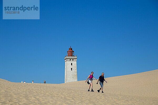 Lokken  Dänemark  16. Juli 2019: Menschen am beliebten Leuchtturm Rubjerg Knude in Jütland  Europa