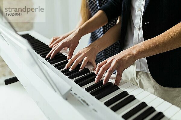 Close up Paar s Hand spielen Klavier Tastatur