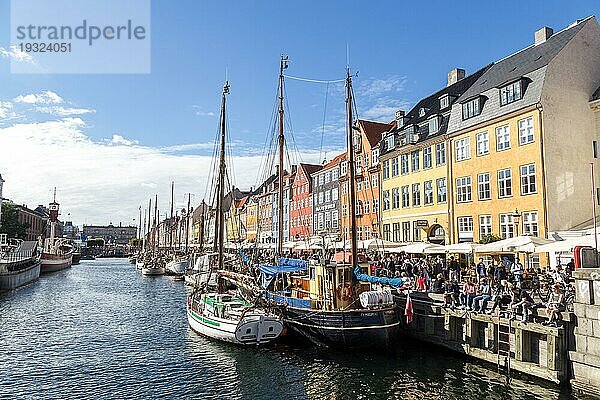 Kopenhagen  Dänemark  17. August 2016: Menschen genießen einen Sommertag am Nyhavn  Europa