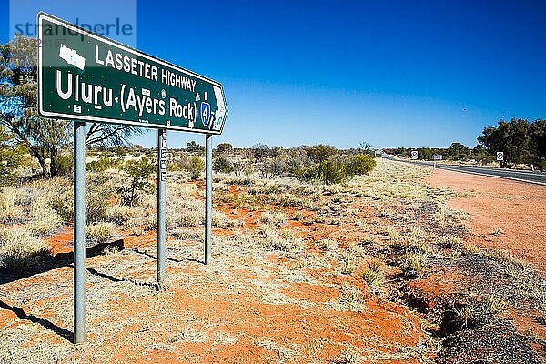 Erldunda  Australien  2. Juli: Straßenschild in Richtung Uluru vom Stuart Hwy im Northern Territory  im Juli 2015  Ozeanien