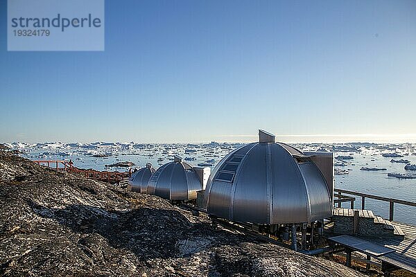 Ilulissat  Grönland  3. Juli 2018: Die Iglus im Hotel Arctic mit Blick auf den Eisfjord  Nordamerika