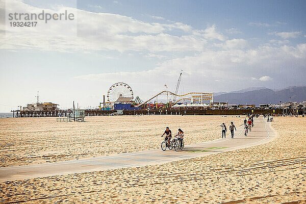 Santa Monica Beach an einem warmen sonnigen Tag in Los Angeles  Kalifornien  USA  Nordamerika