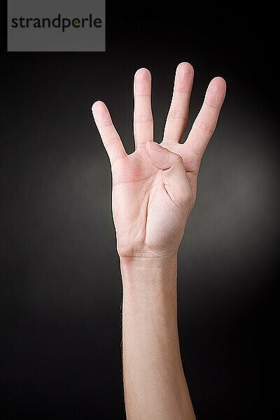 Nummer vier. Menschliche Hand mit vier Fingern
