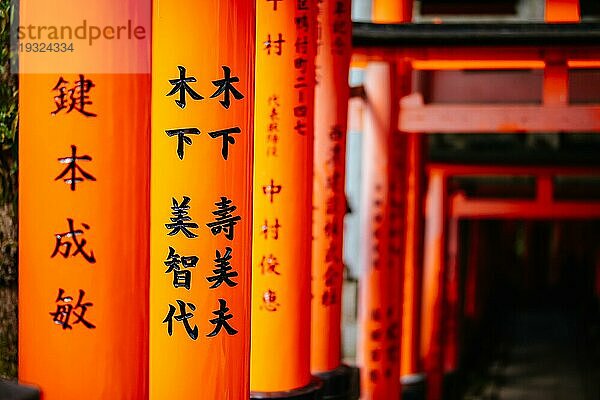 Rotes Tori Tor am Fushimi Inari Schrein in Kyoto  Japan. Eine der größten Touristenattraktionen Japans