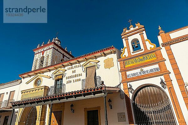 Weißes Gebäude der Bruderschaft in der Nähe des Heiligtums von El Rocio. Huelva