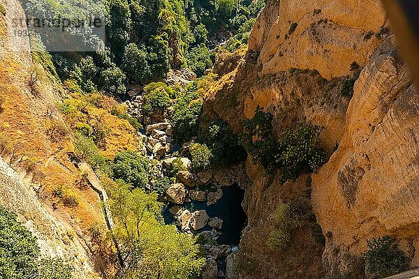 Blick von oben auf die neue Brücke in Ronda in der Provinz Malaga  Andalusien. Fluss Guadalevin