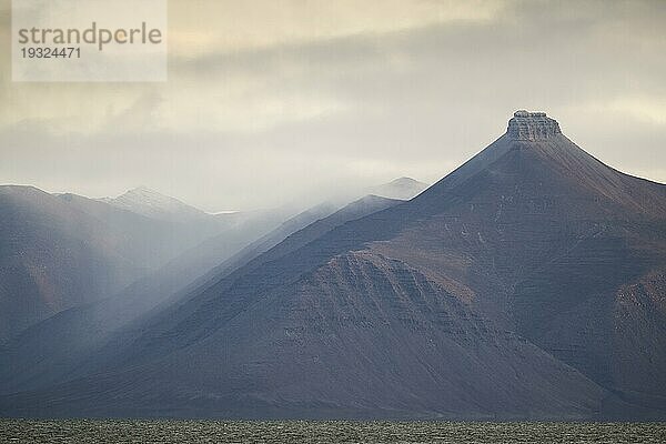 Berge  Isfjord  Insel Spitzbergen  Spitzbergen Inselgruppe  Svalbard  Norwegen  Europa