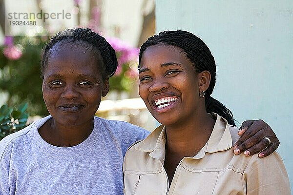 Afrikanische Frauen in Umarmung  Botswana  Afrika