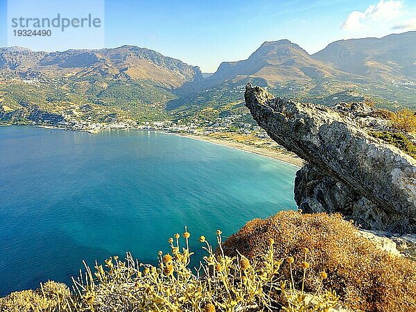 Blick über einen Felsen auf die Bucht und Strand von Plakias  Kreta  Griechenland  Europa