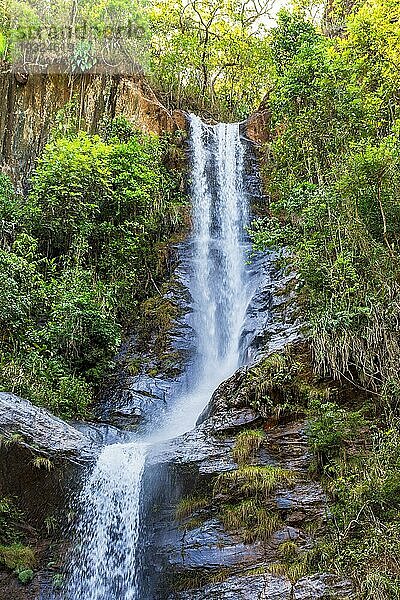 Felsen und Wasserfall in der Waldvegetation des Bundesstaates Minas Gerais  Brasilien  Südamerika