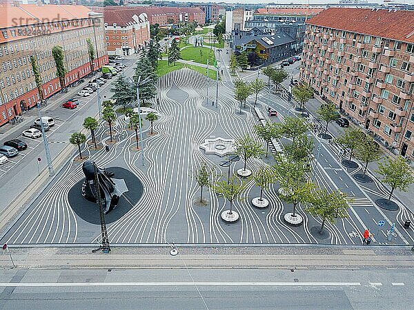 Kopenhagen  Dänemark  23. August 2019: Drohnenansicht des Superkilen Parks im Stadtteil Norrebro aus der Luft. Entworfen von der Kunstgruppe Superflex  Europa