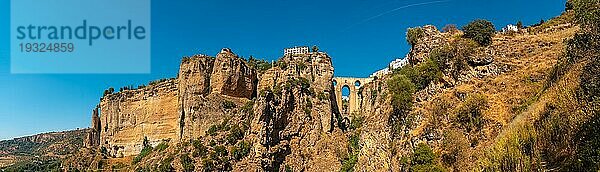 Panoramablick und Blick auf die neue Brücke in Ronda  Provinz Malaga  Andalusien