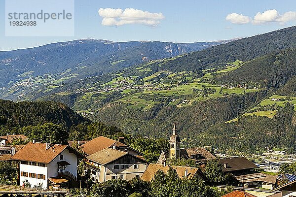 Dorf Klerant nahe Brixen in Südtirol  Italien  village Klerant near brixen in south tyrol  italy  Europa