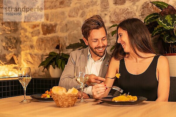 Lifestyle  ein junges europäisches Paar in einem Restaurant  die Spaß haben  Abendessen zusammen mit Lebensmitteln  Valentinstag feiern