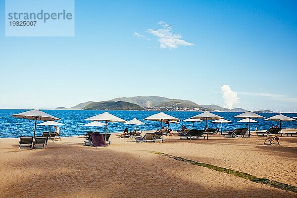 Nha Trang  Vietnam  24. September 2018: Die Promenade und der Hauptstrand von Nha Trang an einem warmen Septembertag  Asien