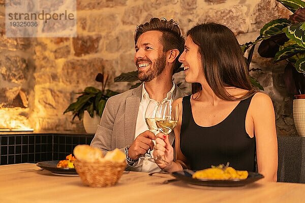 Lifestyle  ein junges europäisches Paar stößt beim Abendessen in einem Restaurant auf den Valentinstag an