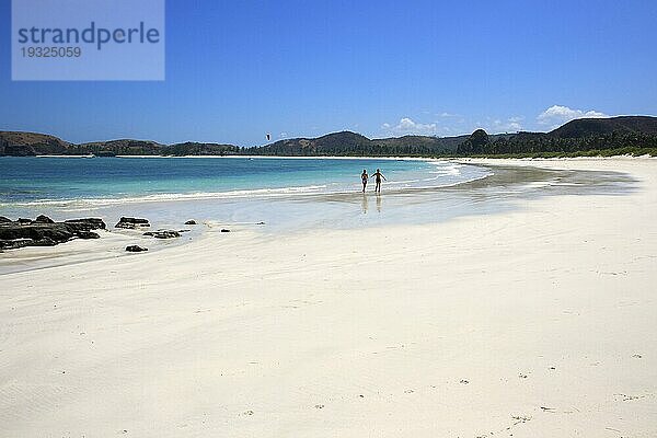 Weißer Strand  türkisfarbenes Meer  Tanjung Aan  Lombok  Indonesien  Asien