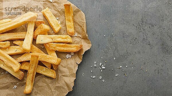 Draufsicht Pommes frites Papier mit Salz Kopierraum