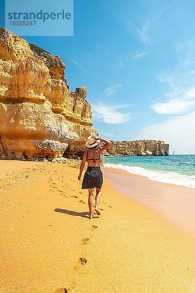 Sommerlicher Spaziergang am Strand von Praia da Coelha  Algarve  Albufeira. Portugal