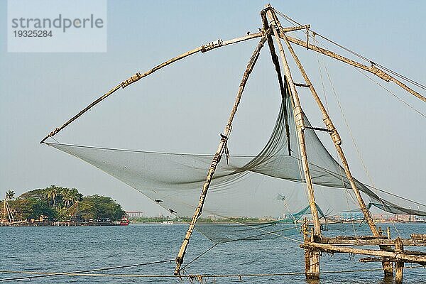 Chinesisches Fischernetz in Kochi  Kerala  Indien  Chinese fisher net in Cochin  India  Asien