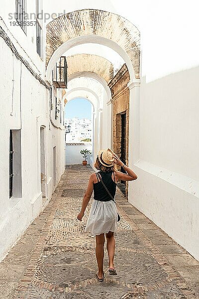 Ein junger Tourist besucht das historische Zentrum von Vejer de la Frontera  Cádiz. Andalusien