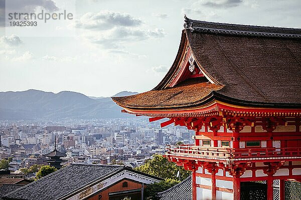 Der kultige Kiyomizu dera Tempel und die Aussicht auf die Berge an einem sonnigen Frühlingstag in Kyoto  Japan  Asien