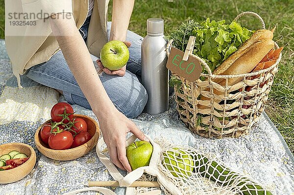 Hochformatige Frau beim Picknick