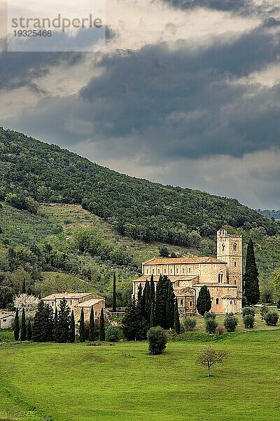 Abtei Sant'Antimo bei Montalcino im Val d Orcia in der Toskana  Italien  Europa