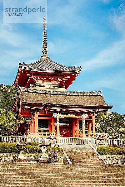 Der kultige Kiyomizu dera Tempel und die Aussicht auf die Berge an einem sonnigen Frühlingstag in Kyoto  Japan  Asien