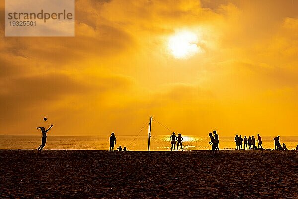 Einige junge Leute spielen Volleyball am Strand von San Miguel in der Stadt Almeria  Andalusien. Spanien. Costa del Sol im Mittelmeer