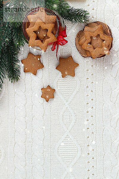 Hausgemachte Weihnachtsplätzchen auf weißem gestrickten Hintergrund  Kopierraum