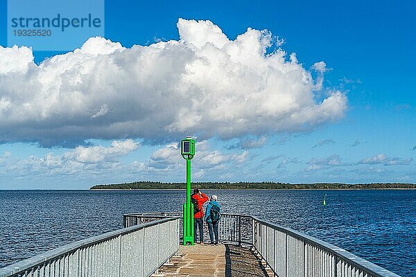 Menschen auf der Seebrücke am Aussichtspunkt Utkiek im Fischerdorf Wieck mit Blick über den Greifswalder Bodden  Greifswald  Mecklenburg-Vorpommern  Deutschland  Europa