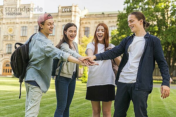 Studenten der Gruppe freuen sich über ihre Rückkehr an die Universität