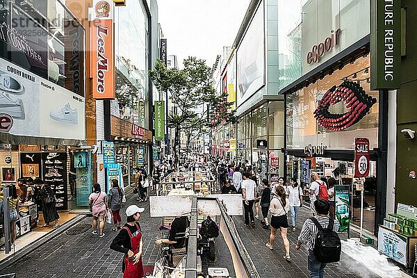 Myeong dong ist ein pulsierendes Einkaufs und Tourismusviertel in Jong gu im Zentrum von Seoul  Seoul  Südkorea  Asien