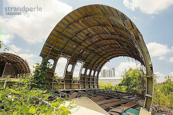 Überreste einer zerstörten und mit Graffiti beschmierten Boeing 747 und zwei McDonnell Douglas MD 80 auf einem Feld in Bangkok  Thailand  die nie wieder geflogen werden sollten. Jetzt Heimat einer Familie  Asien