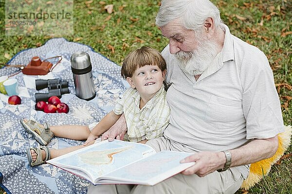 Großvater liest Geschichten Enkelsohn